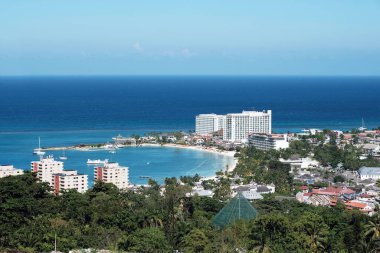 Ocho Rios 'un güneşli kıyılarının Jamaika' daki konut binalarının hava manzarası.