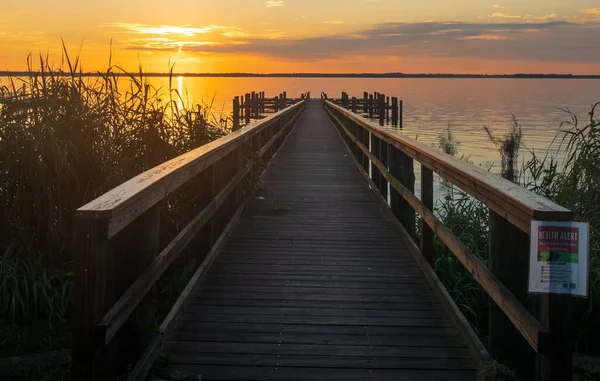 Drewniany Pomost Poręczami Jeziora Półksiężycowego Zachodzie Słońca — Zdjęcie stockowe