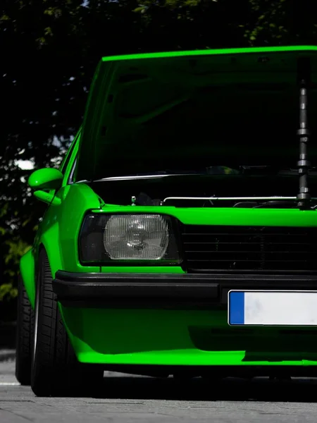 Függőleges Közelkép Fekete Zöld Opel Ascona Elmosódott Háttérrel — Stock Fotó