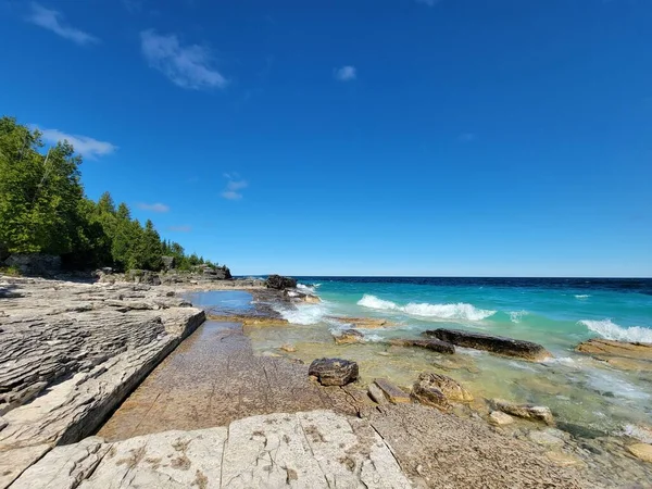 Природний Вид Скелясту Скелю Красиве Узбережжя Під Сонячний День Влітку — стокове фото