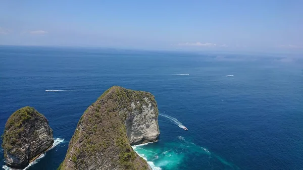 美丽的绿色悬崖峭壁和蓝色的大海 — 图库照片