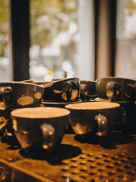 Eine Vertikale Aufnahme Von Kaffeebechern Auf Einer Kaffeemaschine Mit Verschwommenem — Stockfoto