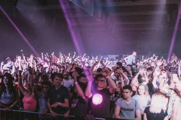Πλήθος Χορεύει Κατά Διάρκεια Του Φεστιβάλ Ηλεκτρονικής Μουσικής Electrifinity Στο — Φωτογραφία Αρχείου