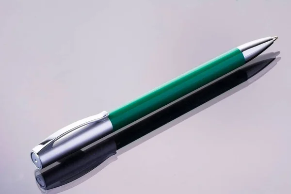 Ручка Відображена Столі Сірому Фоні — стокове фото
