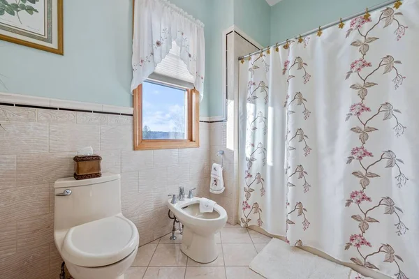 Közelkép Egy Régi Stílusú Fürdőszobáról Világos Színekben Virágmintás Zuhanyfüggönyökkel — Stock Fotó