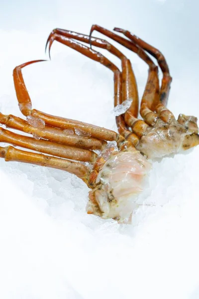 Plan Vertical Morceaux Tranchés Crabe Isolé Sur Fond Blanc — Photo