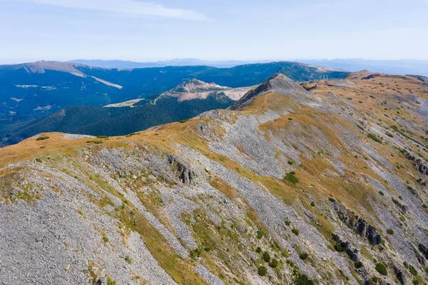 Atemberaubender Blick Auf Blauen Bewölkten Himmel Über Geschichteten Bergketten Und — Stockfoto