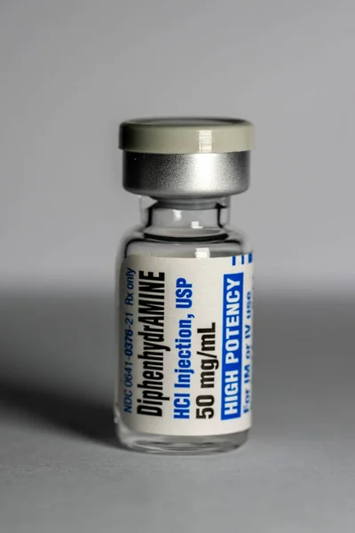 Bottle Diphenhydramine Benadryl Drug Injection Treating Allergic Reactions Insomnia Cough — Stock Photo, Image