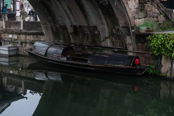 Ποταμός Shaoxing Και Ένα Μικρό Σκάφος Κάτω Από Γέφυρα Κινεζικό — Φωτογραφία Αρχείου