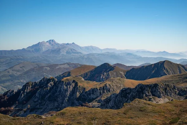 Μια Γραφική Θέα Των Βραχωδών Βουνών Κάτω Από Τον Καταγάλανο — Φωτογραφία Αρχείου