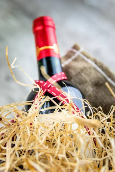 Hediye Sepetinde Kurdeleli Dekoratif Kamışlı Bir Şişe Şarabın Dikey Çekimi — Stok fotoğraf