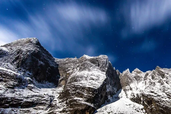 Colpo Basso Angolo Belle Montagne Rocciose Innevate Sotto Cielo Blu — Foto Stock