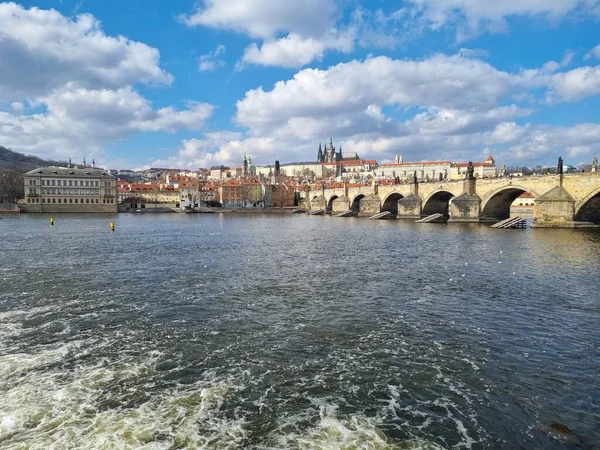 Die Karlsbrücke Prag Tschechien Vom Fluss Vtlava Aus Mit Der — Stockfoto