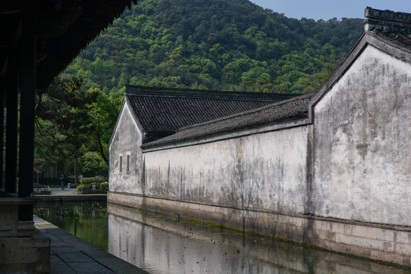 Ένα Παλιό Κινεζικό Κτίριο Στην Επιφάνεια Του Νερού Στο Shaoxing — Φωτογραφία Αρχείου