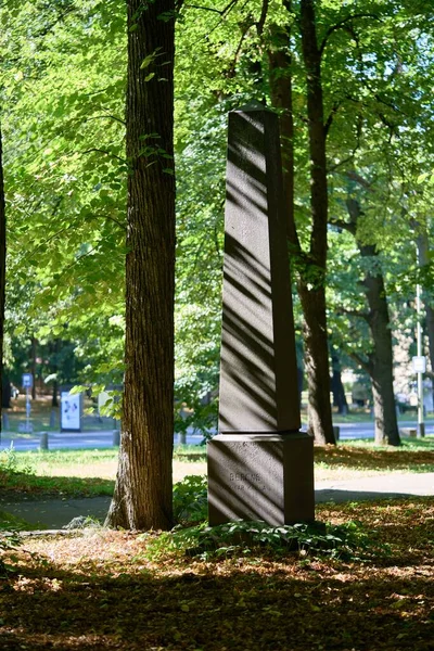 拉托维亚里加大坟场一座黑色花岗岩墓碑塔的垂直拍摄 — 图库照片