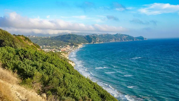 Ein Malerischer Blick Auf Die Meeresküste Umgeben Von Hügeln Unter — Stockfoto