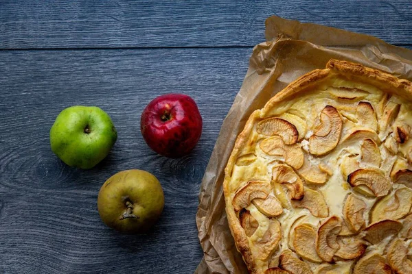 一张苹果馅饼的头像照片 上面有一些五彩缤纷的苹果 — 图库照片
