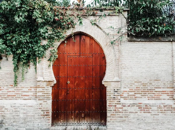 Крупный План Деревянной Арочной Двери Марокканском Стиле Каменным Высоким Забором — стоковое фото