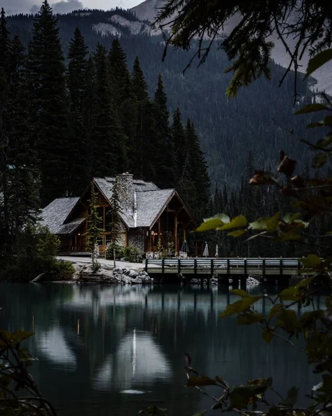 Озеро Отражающее Красивый Дом Лесу — стоковое фото