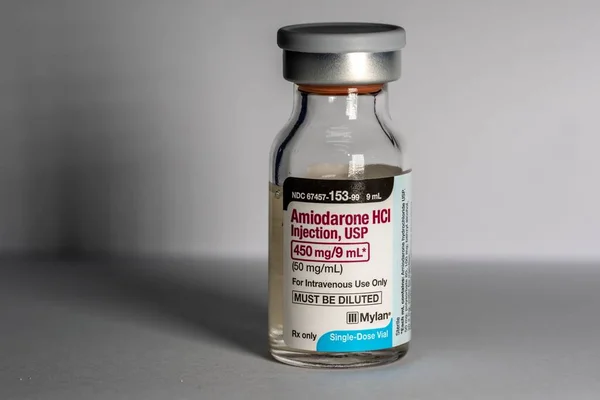 Eine Flasche Amiodaron Antiarrhythmika Zur Injektion Bei Herzrhythmusstörungen — Stockfoto