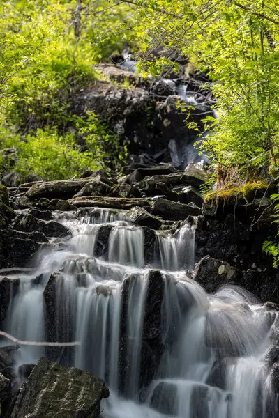 Een Verticaal Shot Van Een Prachtige Waterval Bergen Van Noorwegen — Stockfoto