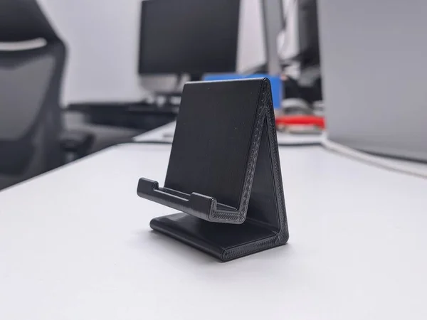Ofis Masasında Siyah Bir Telefon Standı — Stok fotoğraf