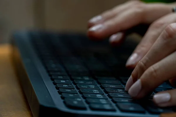 Mãos Uma Mulher Digitando Teclado Computador — Fotografia de Stock