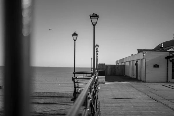 Colpo Bianco Nero Lanterne Sulla Spiaggia Accanto Mare Ondulato — Foto Stock