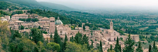 Panoramiczny Wysoki Kąt Bazyliki Santa Chiara Zalesionymi Górami Mglistym Tle — Zdjęcie stockowe