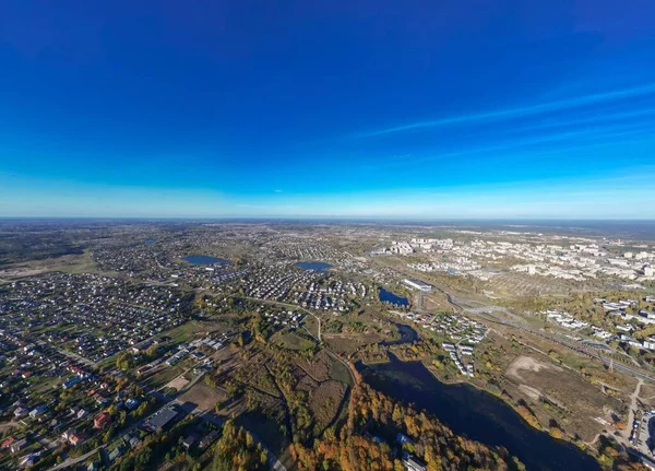 蓝天下绿地上一座城镇的鸟瞰图 — 图库照片