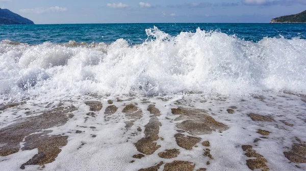 Sahildeki Deniz Köpüklerinden Oluşan Güzel Bir Manzara Arka Planlar Için — Stok fotoğraf