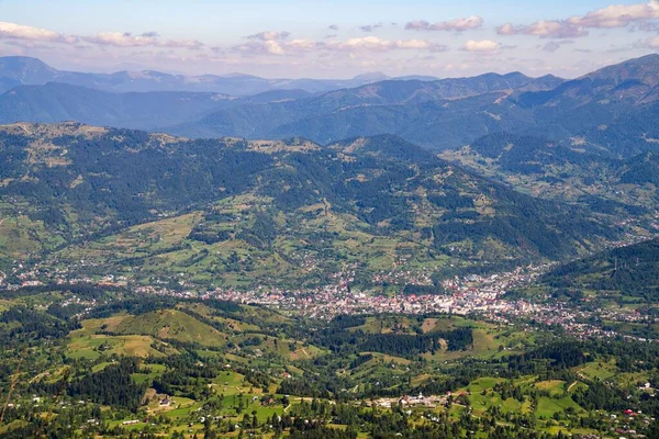 Vzdušný Úchvatný Výhled Malé Městečko Zeleném Údolí Obklopeném Horami Pod — Stock fotografie