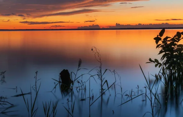 Uma Bela Paisagem Lago Tranquilo Pôr Sol — Fotografia de Stock