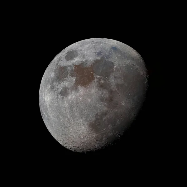 在黑暗的天空中垂直地拍摄月亮 Waning Gibbous — 图库照片