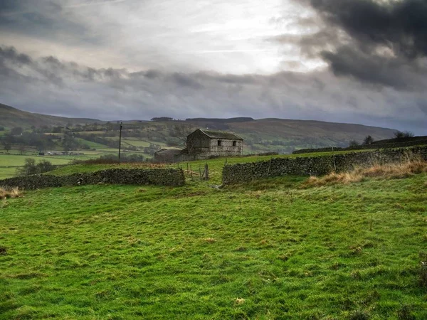 Uma Vista Panorâmica Uma Casa Velha Campo Com Nuvens Escuras — Fotografia de Stock
