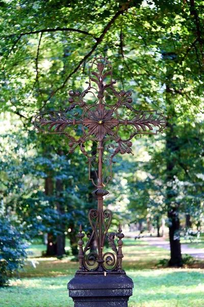 Ein Altes Rostiges Antikes Kreuz Mit Aufwendigem Design Auf Dem — Stockfoto