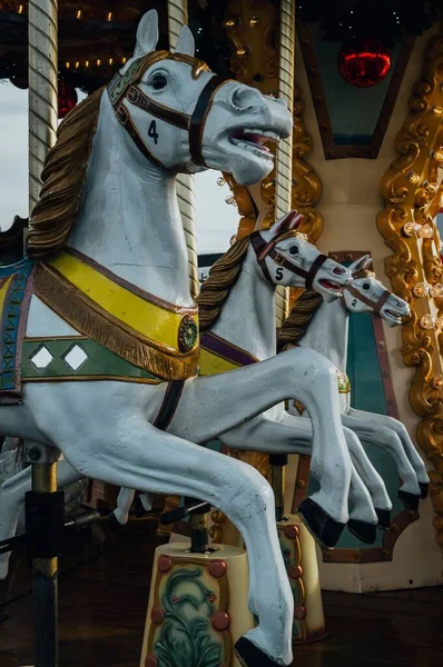 Вертикальный Крупным Планом Снимок Лошадей Карусели — стоковое фото