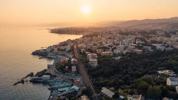 Deniz Kıyısındaki Manzaralı Bir Şehrin Havadan Çekilmiş Görüntüsü Dağların Arka — Stok fotoğraf