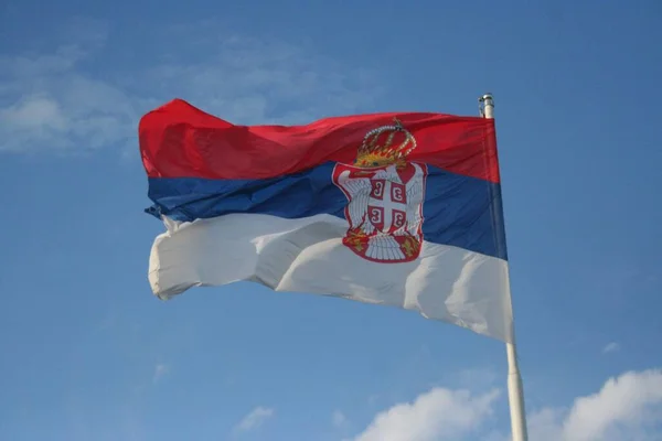 塞尔维亚的国旗飘扬在天空中 天空乌云密布 — 图库照片