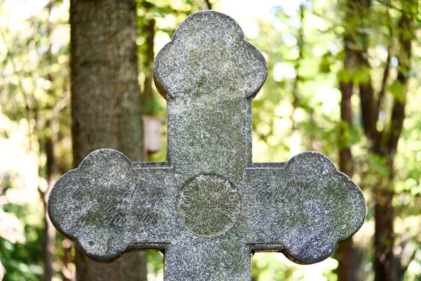 Старый Грязный Белый Крест Всевидящим Оком Посередине Великом Кладбище Риге — стоковое фото