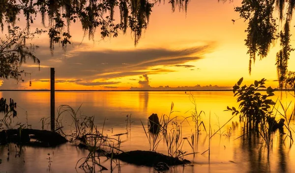 Eine Wunderschöne Landschaft Eines Friedlichen Sees Sonnenuntergang — Stockfoto