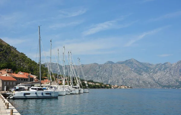 Gruppo Barche Vela Attraccate Margini Della Baia Kotor Montenegro — Foto Stock