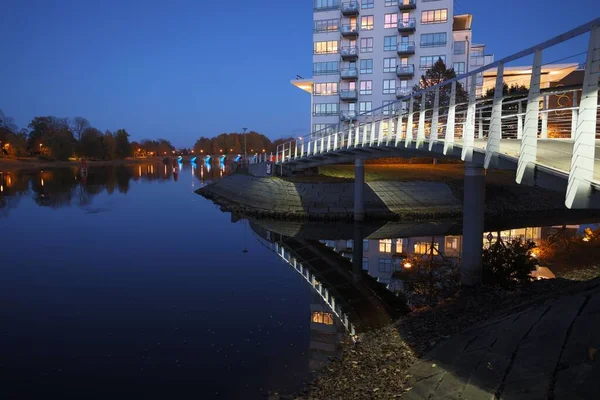 Une Passerelle Son Reflet Dans Lac Avec Immeuble Lumineux Arrière — Photo