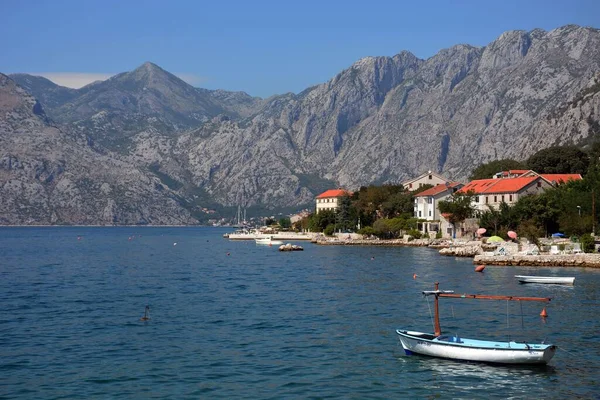 Festői Kilátás Egy Kis Település Vízparton Kotori Öbölben Montenegróban — Stock Fotó