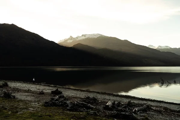 Lago Tranquilo Siluetas Alta Montaña —  Fotos de Stock