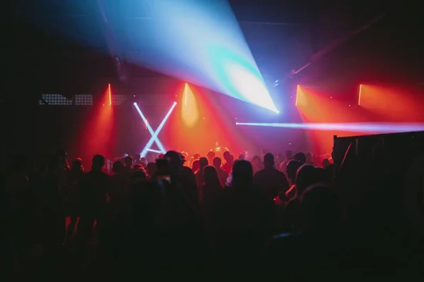 Tłum Ludzi Tańczących Nocy Pod Światłami Neonów Podczas Festiwalu Muzyki — Zdjęcie stockowe