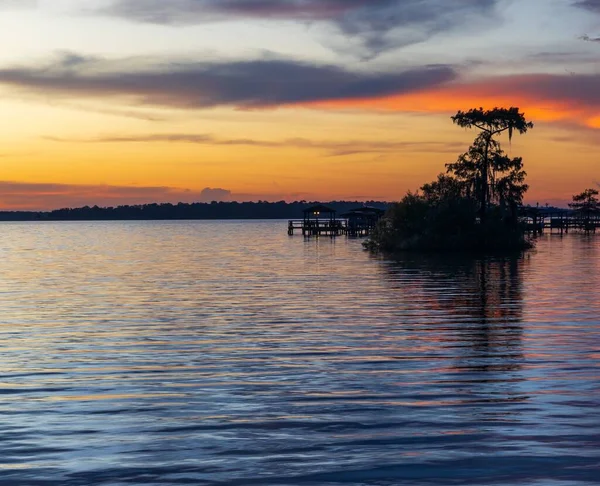 Ένα Όμορφο Τοπίο Μιας Γαλήνιας Λίμνης Στο Ηλιοβασίλεμα — Φωτογραφία Αρχείου