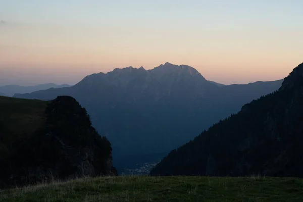 Een Prachtig Shot Van Een Berg Top Uitzicht Bij Zonsondergang — Stockfoto