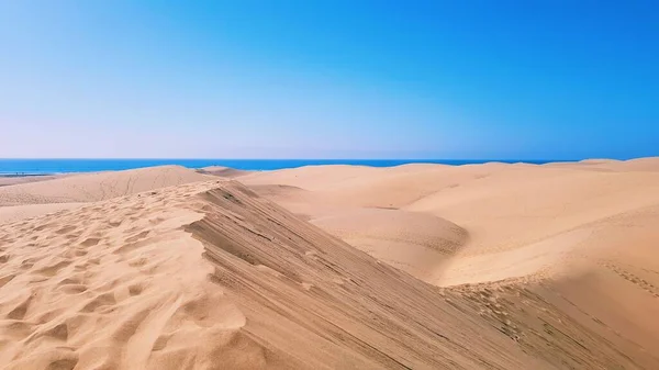 Het Uitzicht Zandduinen Tegen Achtergrond Van Blauwe Lucht Fuerteventura Spanje — Stockfoto