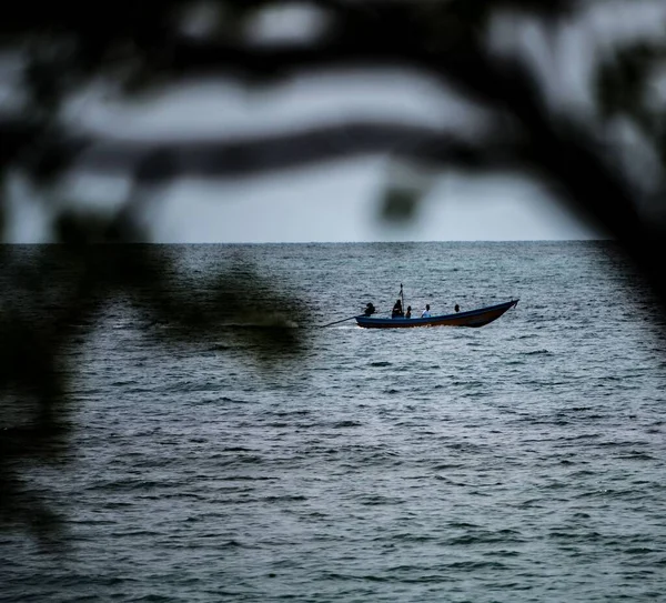Gün Boyunca Koh Phangan Tayland Denizde Bir Tekne — Stok fotoğraf